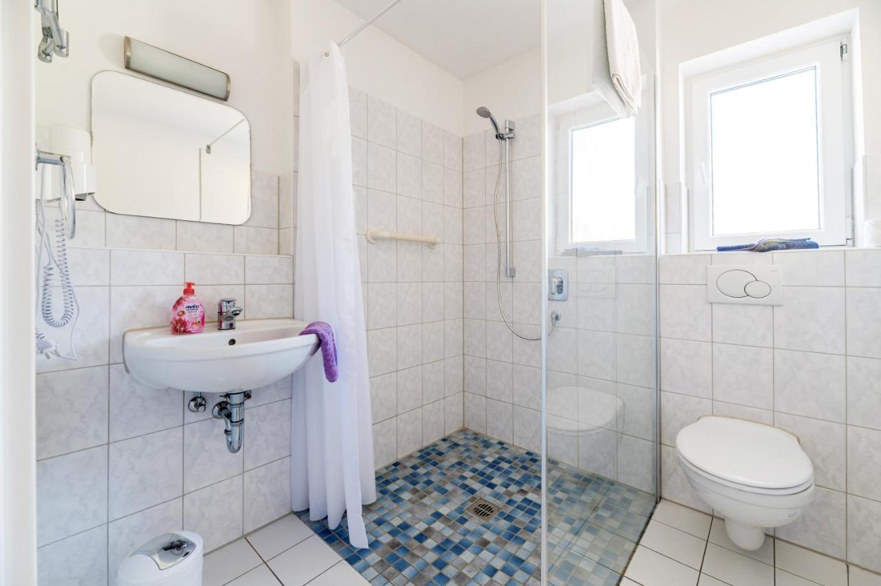 Hotel Am Kirchplatz ユーバーリンゲン エクステリア 写真